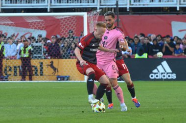 Toronto, ON, Kanada - 5 Ekim 2024: Matthew Longstaff # 8 Toronto FC orta saha oyuncusu, Toronto FC (Kanada) - Inter Miami CF (ABD) maçında Toronto FC 'nin oynadığı 2024 MLS normal sezon maçında top ile hareket ediyor..
