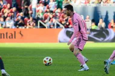 Toronto, ON, Kanada - 5 Ekim 2024: Lionel Messi # 10 of the Inter Miami FC, Toronto FC (Kanada) vs Miami CF (ABD) in BMO Field 'da oynadığı 2024 MLS Normal sezon maçına bakıyor.