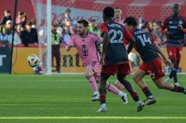 Toronto, ON, Kanada - 5 Ekim 2024: Lionel Messi # 10 of the Inter Miami FC muves with the ball during 2024 MLS regular season match between Toronto FC (Canada) vter Miami CF (USA) at BMO Field.