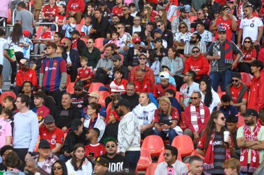 Toronto, ON, Kanada - 5 Ekim 2024: Tribünlerdeki seyirciler BMO Field 'da Toronto FC (Kanada) ve Inter Miami CF (ABD) arasındaki 2024 MLS Normal sezon maçını izliyorlar.