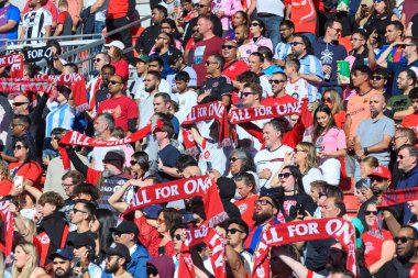 Toronto, ON, Kanada - 5 Ekim 2024: Tribünlerdeki seyirciler BMO Field 'da Toronto FC (Kanada) ve Inter Miami CF (ABD) arasındaki 2024 MLS Normal sezon maçını izliyorlar.
