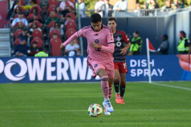 Toronto, ON, Kanada - 5 Ekim 2024: Miami FC 'nin 6 numaralı defans oyuncusu Toronto FC (Kanada) vs. Miami CF (ABD) maçında topla birlikte hareket ediyor...