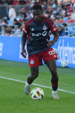 Toronto, ON, Kanada - 5 Ekim 2024: Toronto FC 'nin 22 numaralı savunucusu, Toronto FC (Kanada) - Inter Miami CF (ABD) maçında Toronto FC ile Kanada arasında oynanan 2024 MLS Normal sezon maçı sırasında top ile hareket etti..