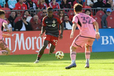 Toronto, ON, Kanada - 5 Ekim 2024: Toronto FC 'nin 22 numaralı savunucusu, Toronto FC (Kanada) - Inter Miami CF (ABD) maçında Toronto FC ile Kanada arasında oynanan 2024 MLS Normal sezon maçı sırasında top ile hareket etti..