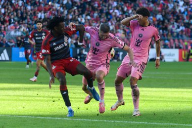 Toronto, ON, Kanada - 5 Ekim 2024: Serhiy Kryvtsov # 27 numaralı Miami FC defans oyuncusu Toronto FC (Kanada) ile Miami CF (ABD) arasındaki 2024 MLS Normal sezon maçında hareket etmeye çalışıyor..