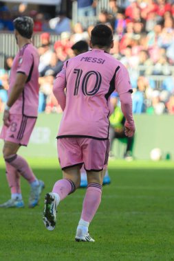 Toronto, ON, Kanada - 5 Ekim 2024: Lionel Messi # 10 of the Inter Miami FC, Toronto FC (Kanada) vs Miami CF (ABD) in BMO Field 'da oynadığı 2024 MLS Normal sezon maçına bakıyor.