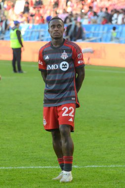 Toronto, ON, Kanada - 5 Ekim 2024: Toronto FC 'nin 22 numaralı savunucusu Toronto FC (Kanada) vs. Miami CF (ABD) maçının ardından tribünlere baktı.