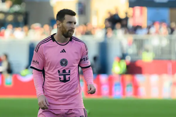 Toronto, ON, Kanada - 5 Ekim 2024: Lionel Messi # 10 of the Inter Miami FC, Toronto FC (Kanada) vs Miami CF (ABD) in BMO Field 'da oynadığı 2024 MLS Normal sezon maçına bakıyor.