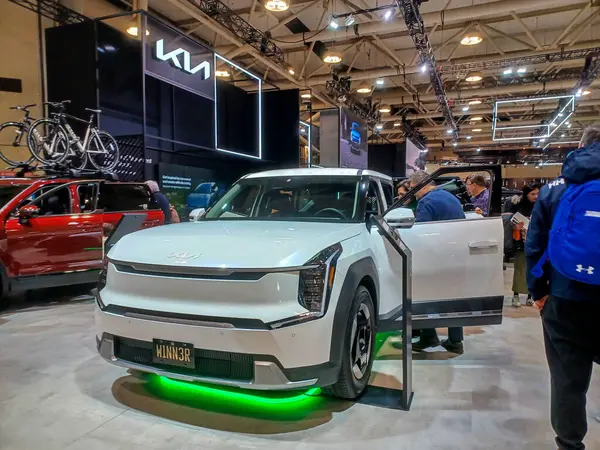 Toronto, ON, Kanada - 16 Şubat 2024: Otomobil 2024 Kanada Otomobil Fuarı 'nda sunuldu