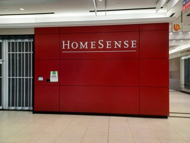 Toronto, ON, Kanada - 17 Nisan 2024 Kanada 'daki Home Sense mağazasının tabelasına bakın