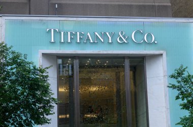 Toronto, ON, Kanada - 20 Temmuz 2024: Tiffany and Co. alışveriş merkezindeki tabela.