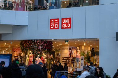 Toronto, ON, Kanada - 30 Ocak 2023: Uni Qlo şirketinin tabelasına bakın