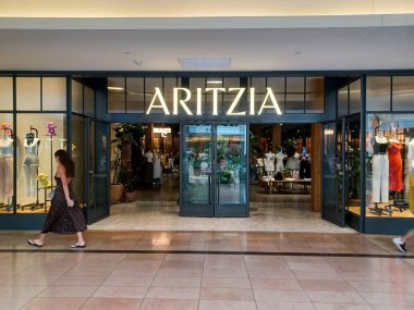 Toronto, ON, Kanada 2 Temmuz 2024: Alışveriş merkezindeki Aritzia şirketinin logosu.