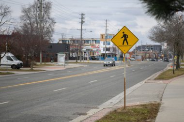 Toronto, ON, Kanada 17 Nisan 2024: Yaya geçidinin sarı işaretine bakın.