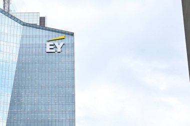 Toronto, ON, Kanada 27 Temmuz 2024: EY Tower Toronto şehir merkezinde. Ernst ve Young çok uluslu bir muhasebe şirketi...