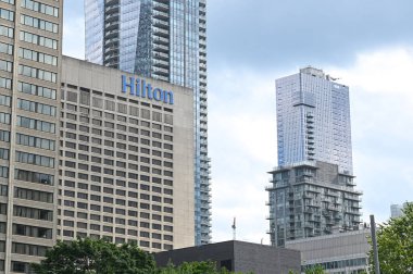Toronto, ON, Kanada - 23 Mayıs 2024 Toronto 'daki Hilton Oteli tabelasında.