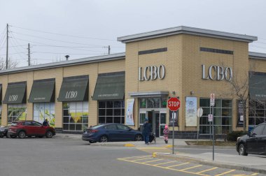 Toronto, ON, Kanada - 29 Nisan 2024: LCBO tabelasına bakın. Ontario İçki Kontrol Kurulu bir Crown şirketidir.