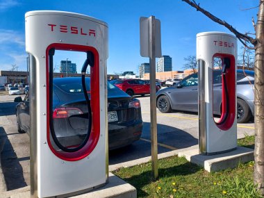 Toronto, ON, Kanada 6 Mayıs 2024: Tesla şirketinin logosuna bakın.