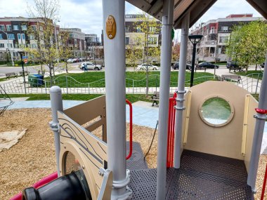Toronto, Ontario, Kanada - 2 Temmuz 2024: Güneşli bir günde çocukların oyun parkına bakın
