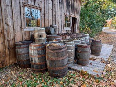 Fıçının evinin yakınındaki eski fıçılar.