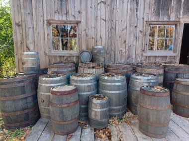 Fıçının evinin yakınındaki eski fıçılar.