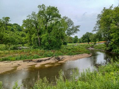 Yağmurlu bir günde küçük bir dere manzarası