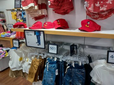 Toronto, On, Kanada - 9 Ağustos 2024: GAP mağazasındaki yeni aksesuar ve giysi koleksiyonunun kapalı manzarası.