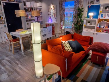 Toronto, On, Kanada - 21 Ağustos 2024: Büyük Amerikan mağazası satış döneminde farklı mobilyalar öneriyor.