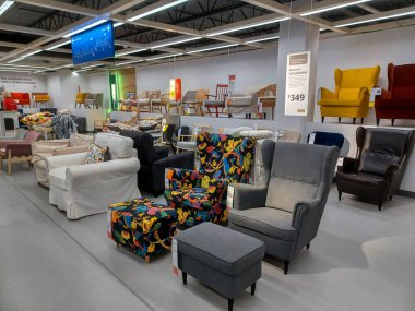 Toronto, On, Kanada - 21 Ağustos 2024: Ikea satış bölgesinde mobilya ve ev aksesuarları sunulmaktadır.