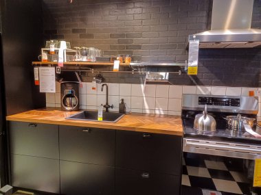 Toronto, On, Kanada - 21 Ağustos 2024: Büyük Amerikan mağazası satış döneminde farklı mobilyalar öneriyor.