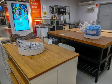 Toronto, On, Kanada - 21 Ağustos 2024: Ikea satış bölgesinde mobilya ve ev aksesuarları sunulmaktadır.