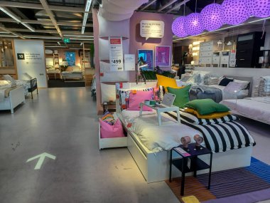 Toronto, On, Kanada - 21 Ağustos 2024: Ikea satış bölgesinde mobilya ve ev aksesuarları sunulmaktadır.