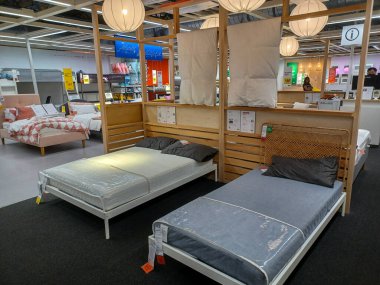 Toronto, On, Kanada - 21 Ağustos 2024: Ikea satış bölgesinde mobilya ve ev aksesuarları sunulmaktadır.