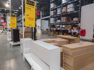 Toronto, On, Kanada - 21 Ağustos 2024: Ikea mağazasındaki depo bölümünde.