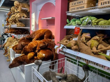 Toronto, On, Kanada - 21 Ağustos 2024: Ikea satış bölgesinde mobilya ve ev aksesuarları sunulmaktadır.