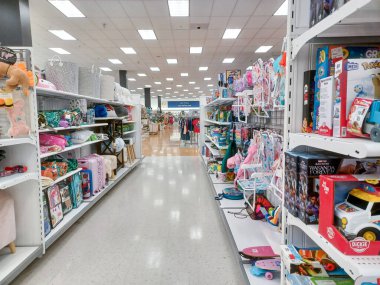 Toronto, On, Kanada - 28 Ağustos 2024: Marshalls American alışveriş merkezindeki kıyafet koleksiyonu.