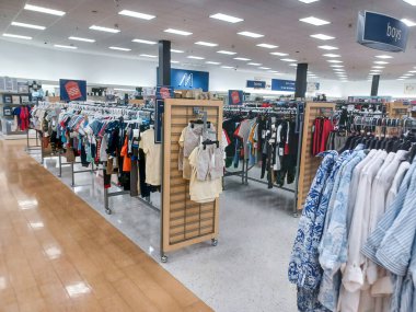 Toronto, On, Kanada - 28 Ağustos 2024: Marshalls American alışveriş merkezindeki kıyafet koleksiyonu.