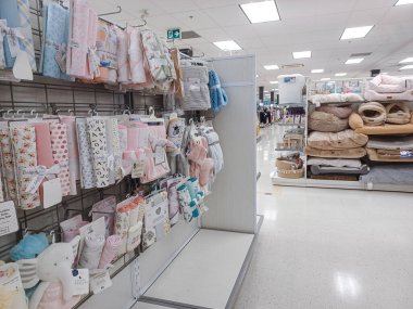 Toronto, On, Kanada - 28 Ağustos 2024: Marshalls American alışveriş merkezindeki kıyafet koleksiyonu.