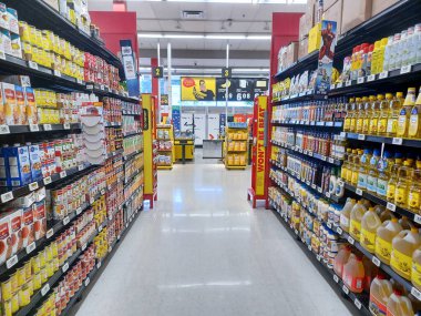 Toronto, On, Kanada - 23 Ağustos 2024: Kanada 'daki No Frills marketindeki rafların iç görünümü.