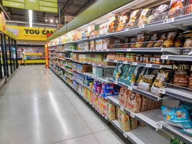 Toronto, On, Kanada - 23 Ağustos 2024: Kanada 'daki No Frills marketindeki rafların iç görünümü.