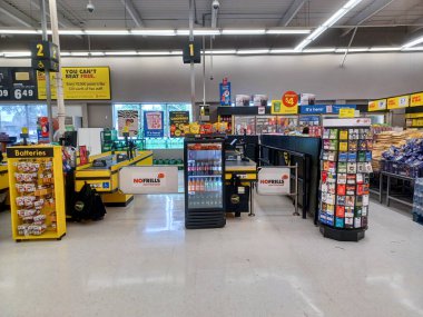Toronto, On, Kanada - 23 Ağustos 2024: Kanada 'daki No Frills marketindeki rafların iç görünümü.