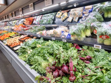 Toronto, On, Kanada - 23 Ağustos 2024: Kanada 'da No Frills marketindeki üretim departmanının kapalı manzarası.