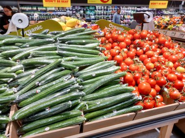 Toronto, On, Kanada - 23 Ağustos 2024: Kanada 'da No Frills marketindeki üretim departmanının kapalı manzarası.