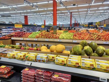 Toronto, On, Kanada - 23 Ağustos 2024: Kanada 'da No Frills marketindeki üretim departmanının kapalı manzarası.