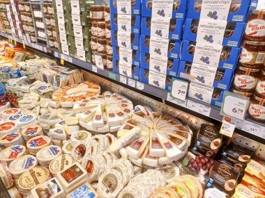 Toronto, On, Kanada - 28 Ağustos 2024: Kanada mağazasındaki şarküteri ve peynir reyonuna bakın.