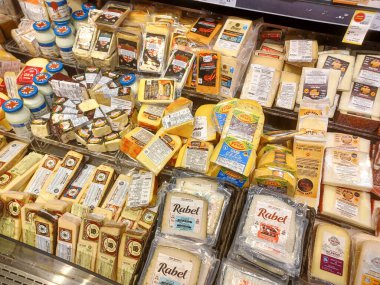 Toronto, On, Kanada - 28 Ağustos 2024: Kanada mağazasındaki şarküteri ve peynir reyonuna bakın.