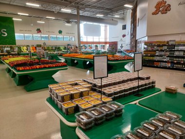 Toronto, On, Kanada - 30 Ekim 2024: Büyük Toronto Bölgesi 'nde Coppa' nın taze market zincirindeki ürünlerle koridorlarda ve raflarda Inverior View.