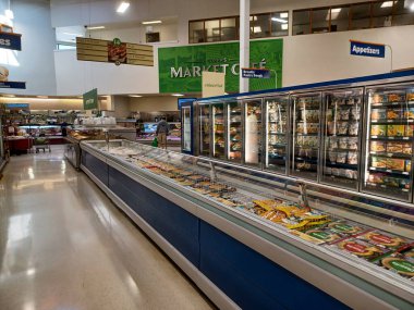 Toronto, On, Kanada - 30 Ekim 2024: Büyük Toronto Bölgesi 'nde Coppa' nın taze market zincirindeki ürünlerle koridorlarda ve raflarda Inverior View.