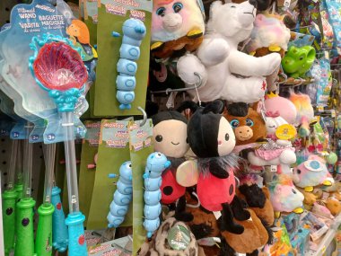 Toronto, On, Kanada - 4 Temmuz 2024 Dollarama mağazasındaki oyuncakların olduğu raflara bakın