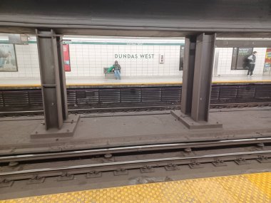 Toronto, ON, Kanada - 24 Haziran 2024: İçerideki Dundas Batı metro istasyonuna bakın